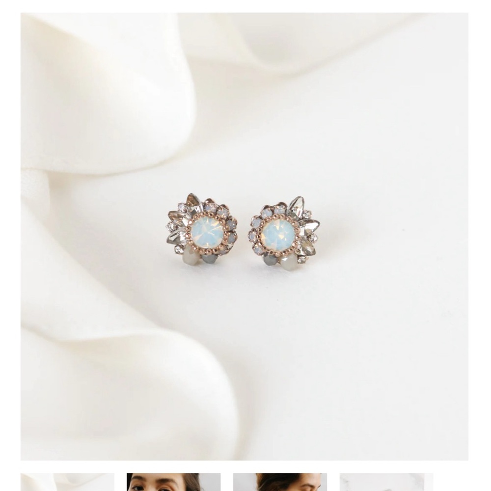 Flower opalescent stones, stud earrings.
